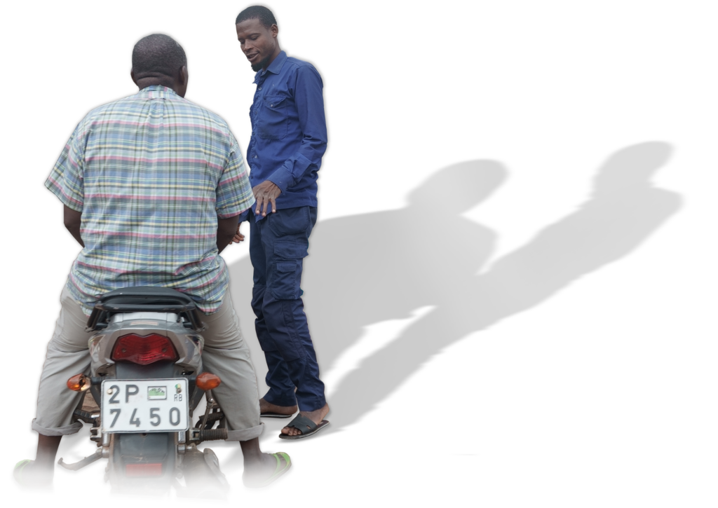 Issia Ousmane im Kundengespräch in seiner Motorrad-Werkstatt